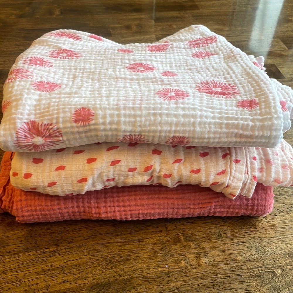 Oliver and Rain muslin blankets